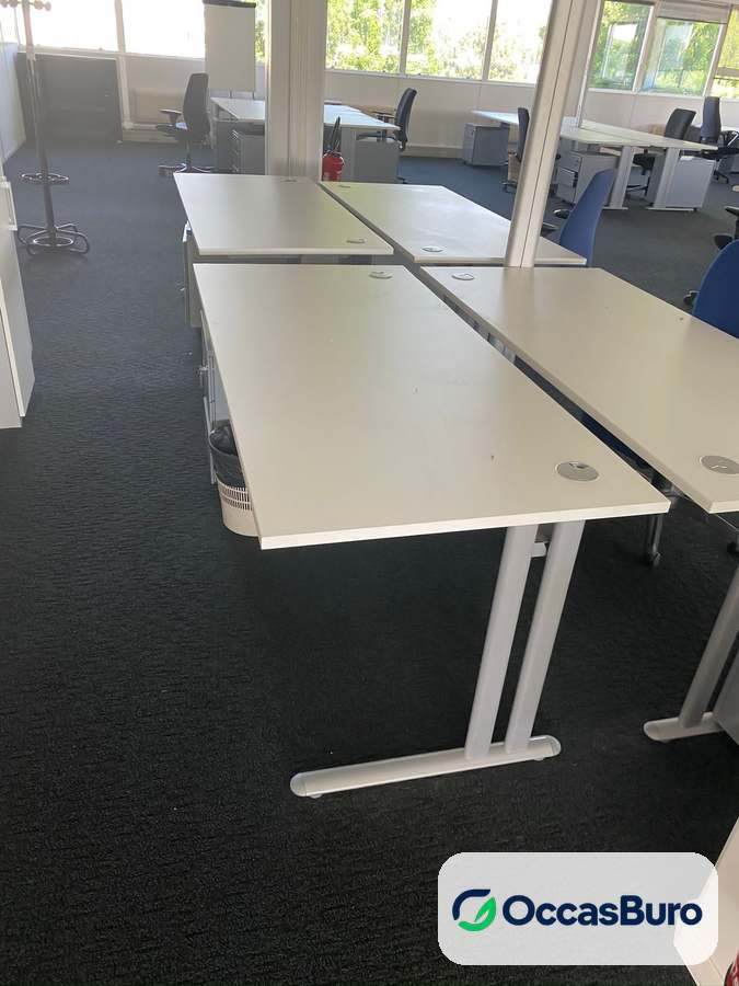 Bureau droit blanc pieds en C avec passe-câbles – reconditionné