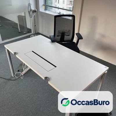 Bureau droit blanc reconditionné avec trappe passe-câbles