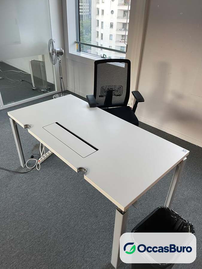 Bureau droit blanc reconditionné avec trappe passe-câbles