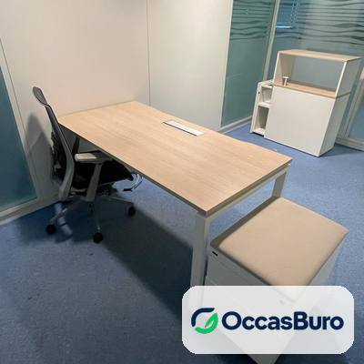 Bureau droit chêne clair sur piétement métal blanc – reconditionné