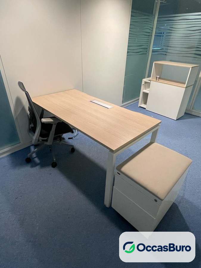 Bureau droit chêne clair sur piétement métal blanc – reconditionné