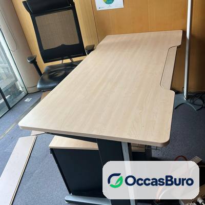 Bureau droit érable à découpe ergonomique avec caisson noir