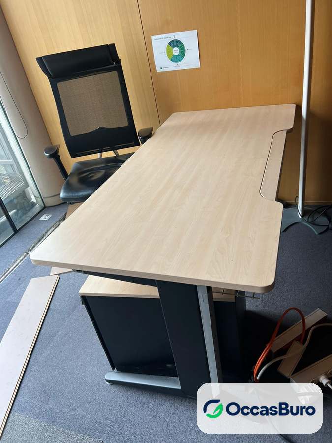 Bureau droit érable à découpe ergonomique avec caisson noir