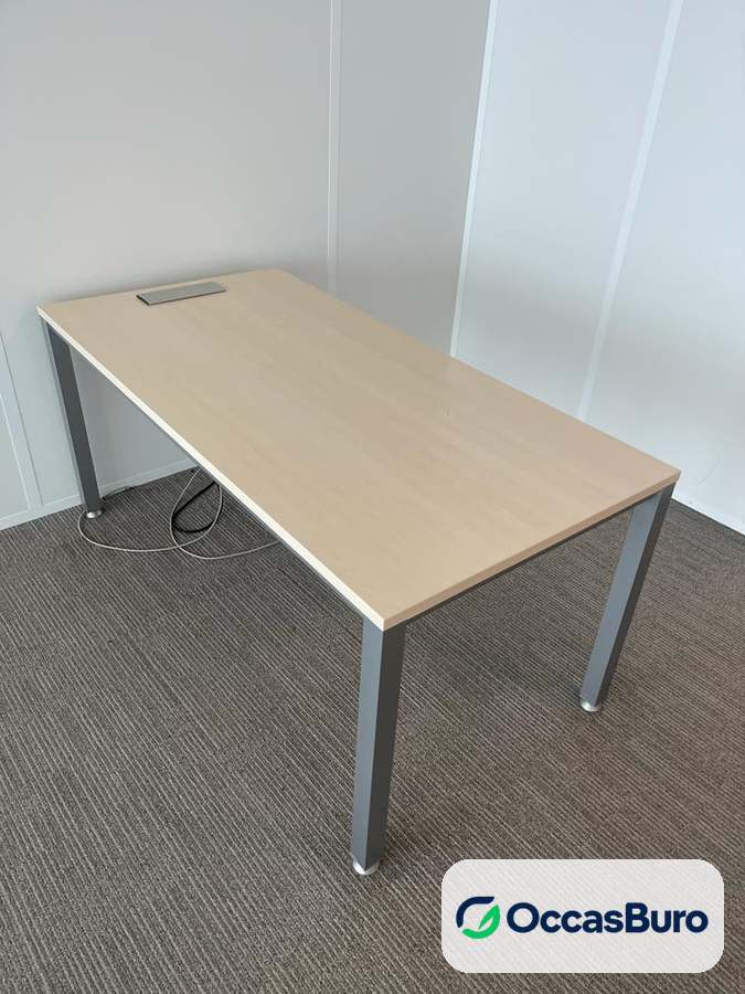 Bureau droit érable clair reconditionné, 4 pieds métal gris