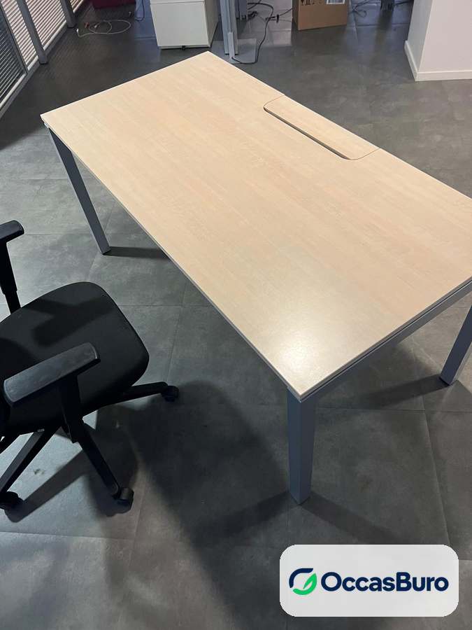 Bureau droit finition bois clair avec fente passe-câbles – reconditionné