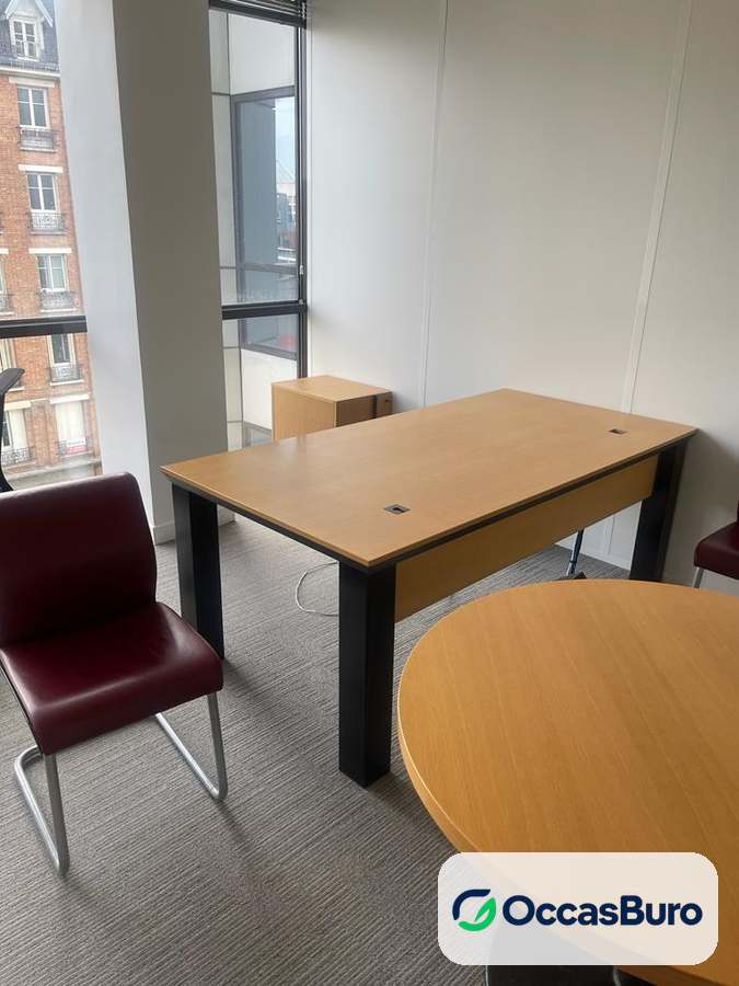 Bureau droit finition chêne et pieds noirs, reconditionné