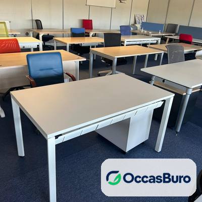 Bureau droit gris clair sur pieds blancs, grande quantité