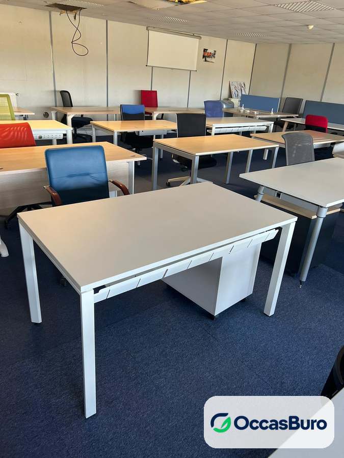 Bureau droit gris clair sur pieds blancs, grande quantité