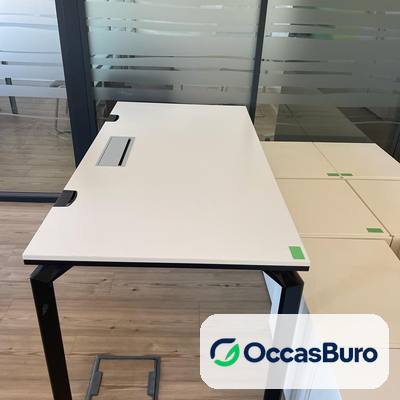 Bureau droit plateau blanc et piétement noir, trappe câbles – reconditionné