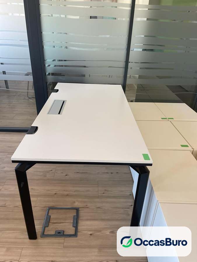 Bureau droit plateau blanc et piétement noir, trappe câbles – reconditionné