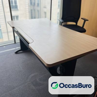 Bureau droit plateau vague beige, piètement noir en T – reconditionné