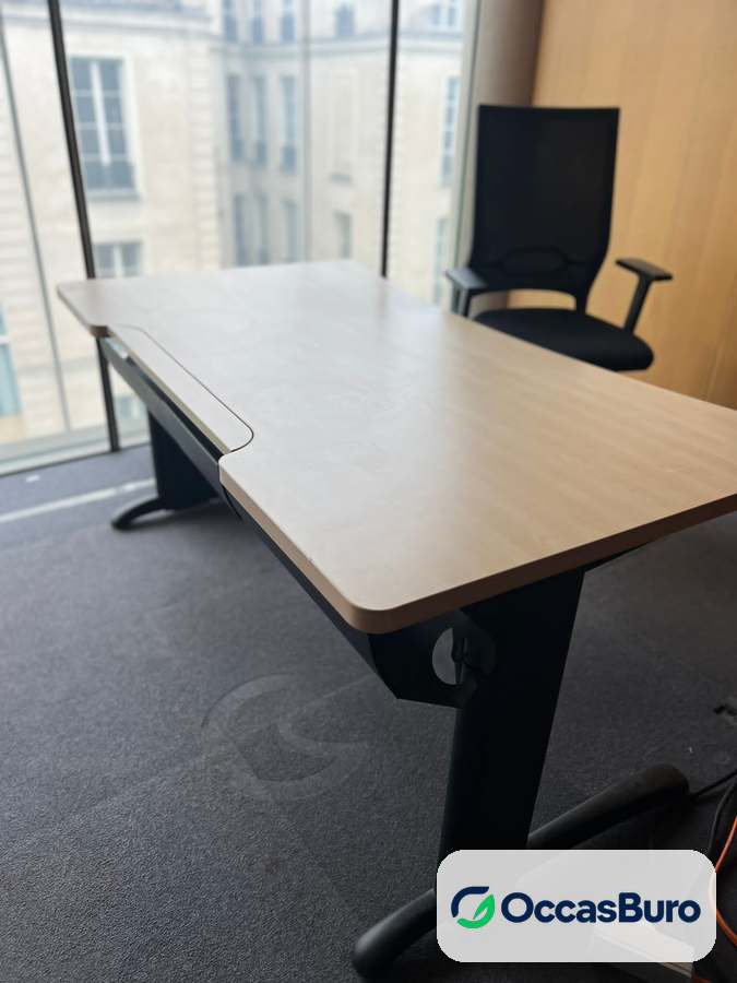 Bureau droit plateau vague beige, piètement noir en T – reconditionné