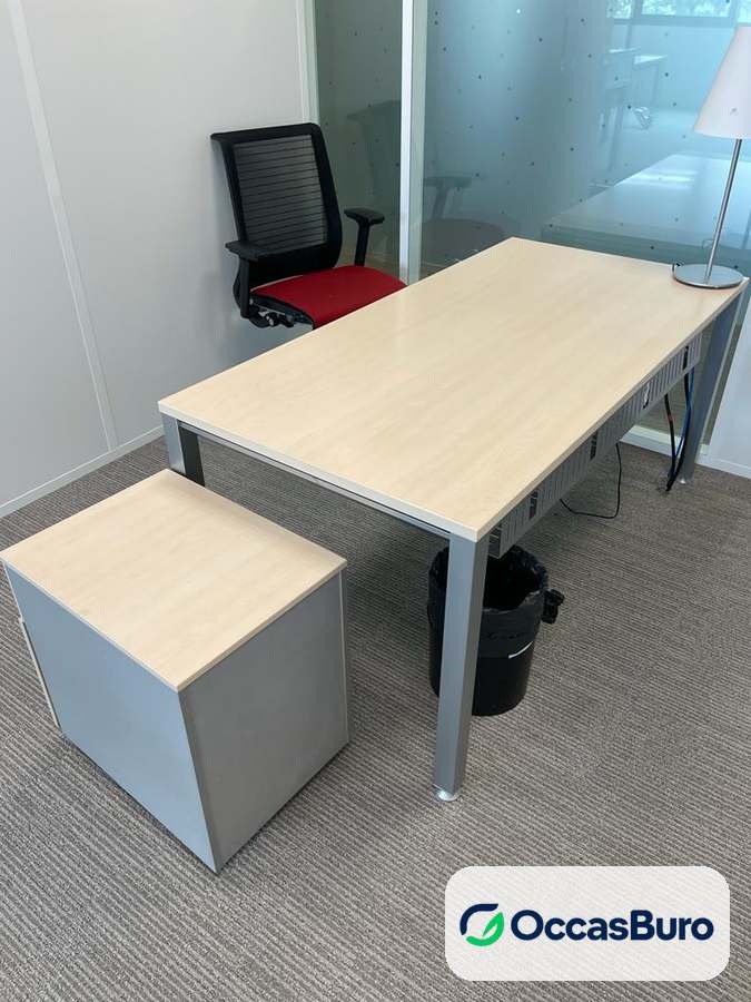 Bureau droit reconditionné ton chêne clair et pieds gris, avec caisson