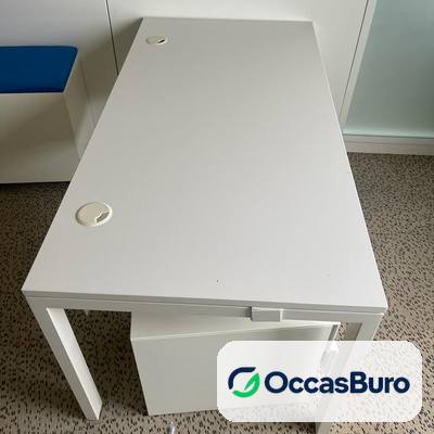 Bureau droit tout blanc avec passe-câble rond – reconditionné