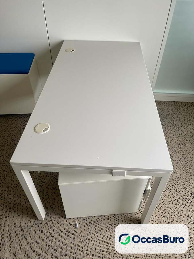 Bureau droit tout blanc avec passe-câble rond – reconditionné