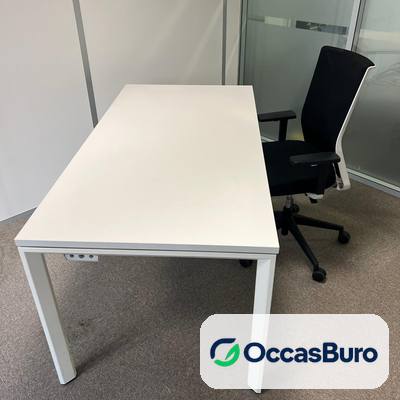 Bureau droit tout blanc, piètement 4 pieds métal – reconditionné