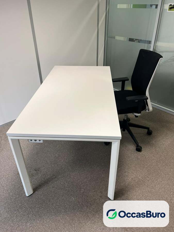Bureau droit tout blanc, piètement 4 pieds métal – reconditionné