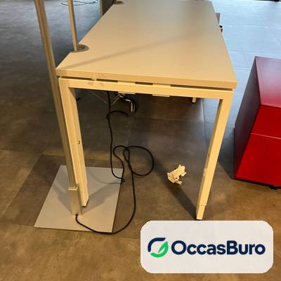 Bureau individuel blanc minimaliste, base métal blanche – reconditionné