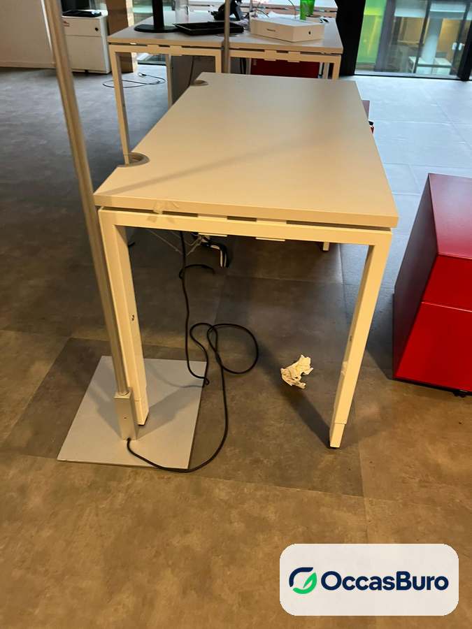 Bureau individuel blanc minimaliste, base métal blanche – reconditionné