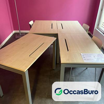 Bureau individuel bois clair, base grise et passe-câbles – reconditionné