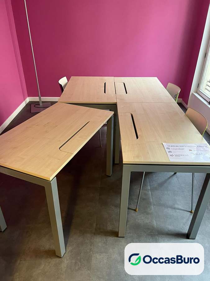 Bureau individuel bois clair, base grise et passe-câbles – reconditionné