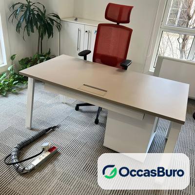 Bureau manager gris taupe, piètement arche blanc – reconditionné