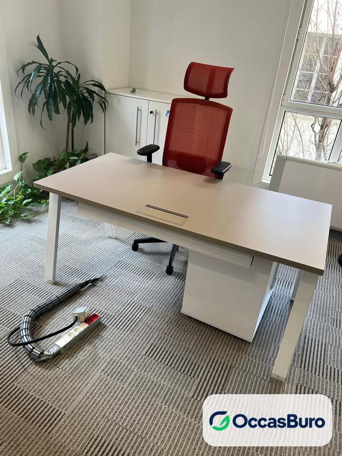 Bureau manager gris taupe, piètement arche blanc – reconditionné