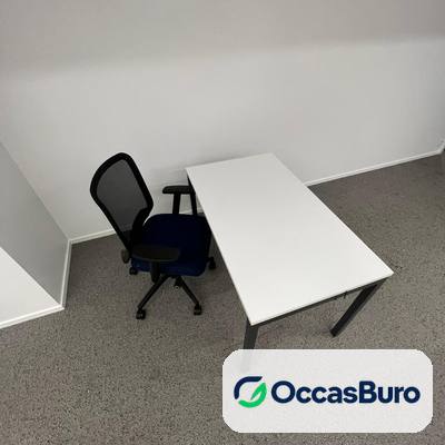 Bureau rectangulaire blanc sur 4 pieds noirs – reconditionné