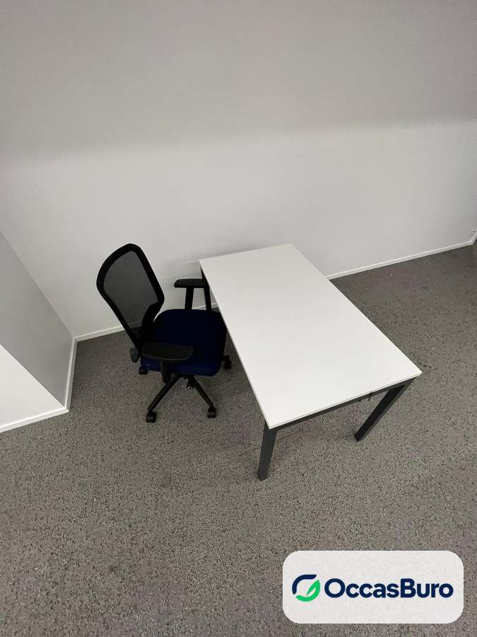 Bureau rectangulaire blanc sur 4 pieds noirs – reconditionné