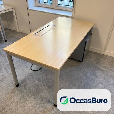 Bureau rectangulaire érable avec trappe câbles centrale – reconditionné