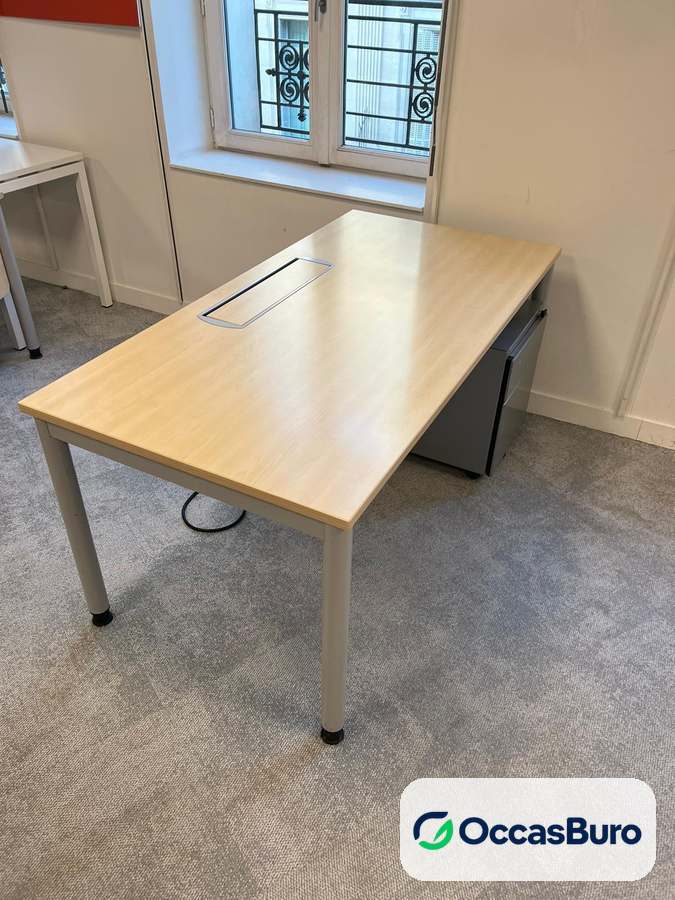 Bureau rectangulaire érable avec trappe câbles centrale – reconditionné