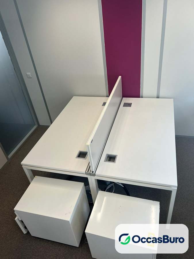 Bureaux bench blancs 2 ou 4 postes avec écran séparateur – reconditionnés