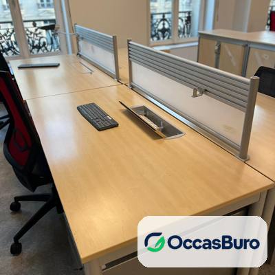 Bureaux en bench érable avec voile de fond et écran – reconditionnés