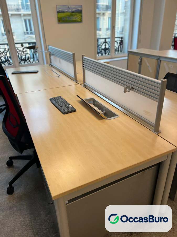 Bureaux en bench érable avec voile de fond et écran – reconditionnés
