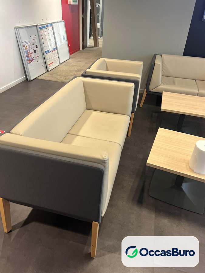 Canapé 2 places beige et gris, pieds bois, pour accueil – reconditionné