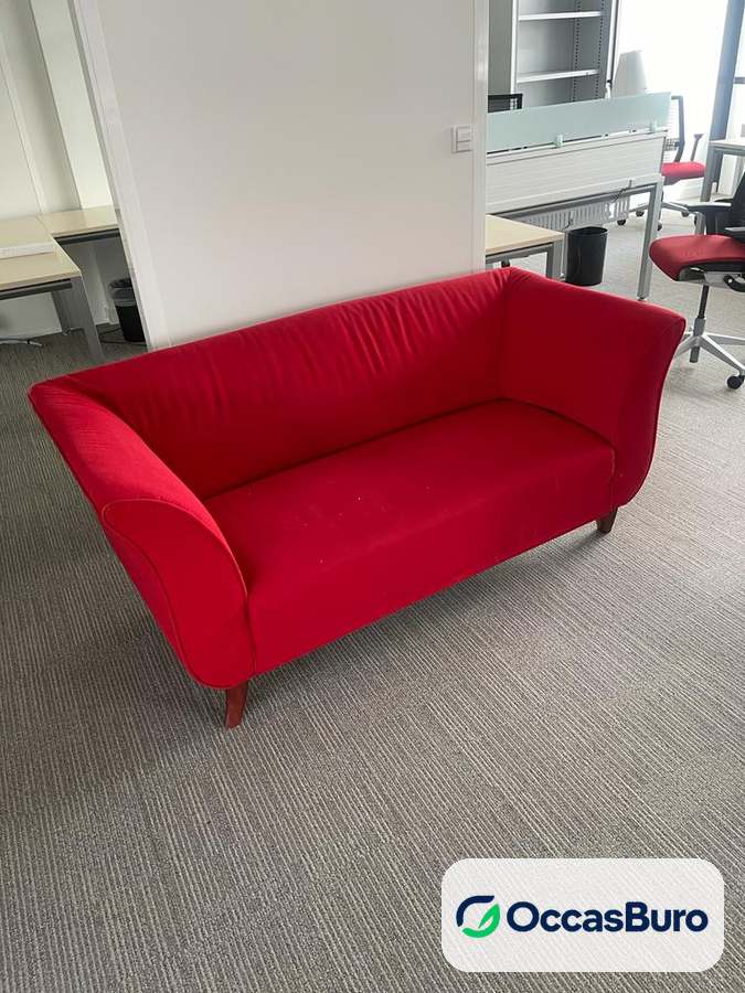 Canapé trois places rouge aux formes arrondies, reconditionné