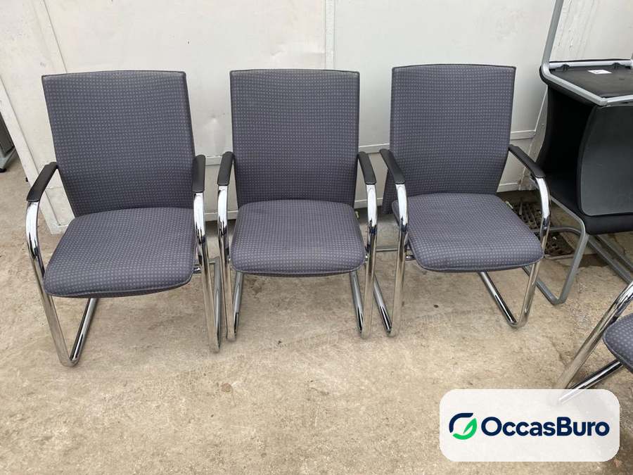 Chaise d'accueil tissu gris, luge chromée à accoudoirs – reconditionnée
