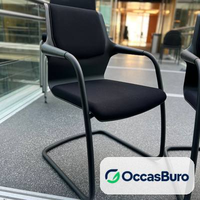 Chaise de conférence noire à piètement luge et accoudoirs