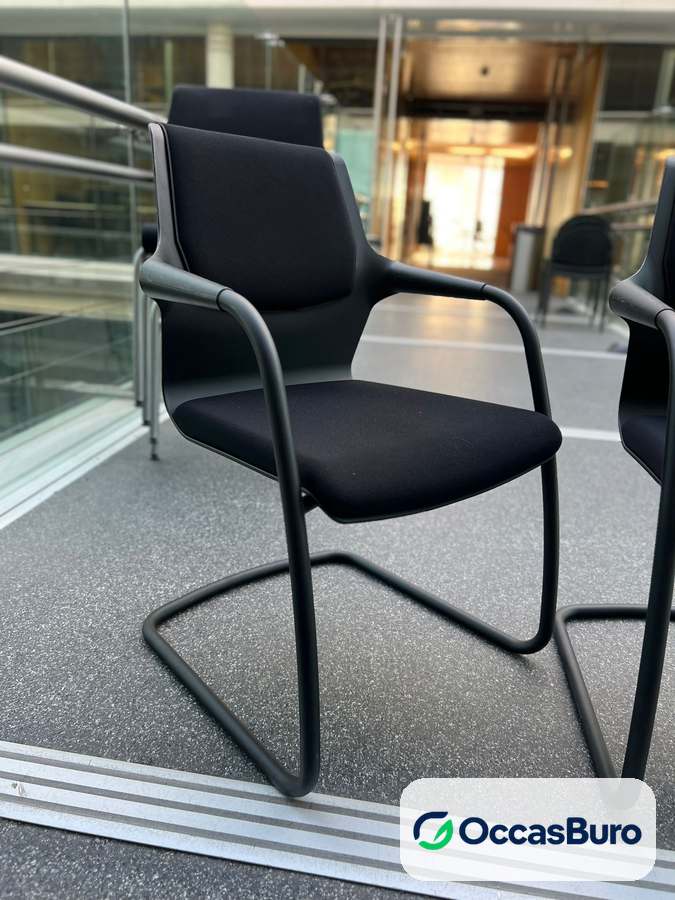 Chaise de conférence noire à piètement luge et accoudoirs