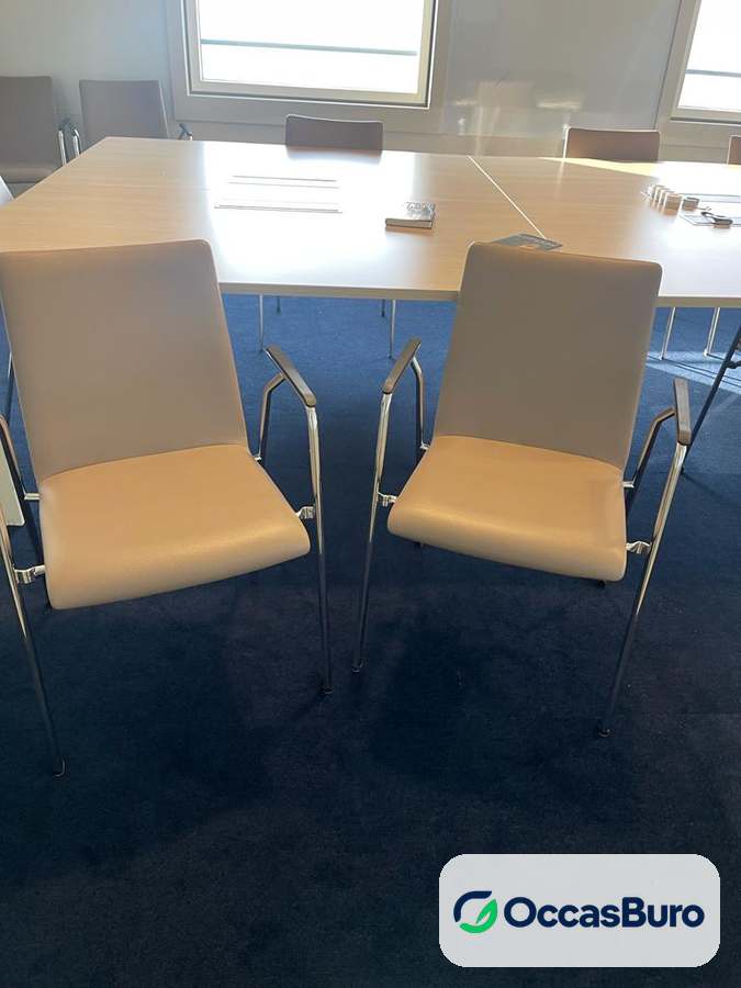 Chaise de réunion crème à accoudoirs chromés, dossier haut – reconditionnée