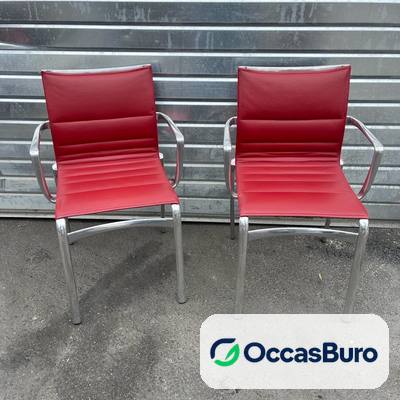 Chaise de réunion cuir rouge surpiqué, structure alu – reconditionnée