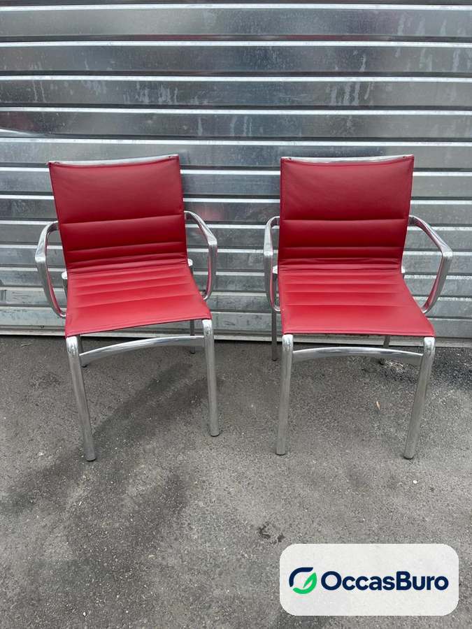 Chaise de réunion cuir rouge surpiqué, structure alu – reconditionnée