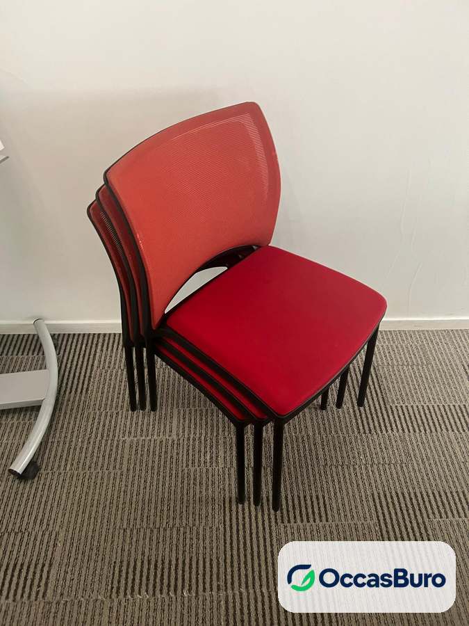Chaise de réunion rouge empilable sans accoudoirs – reconditionnée
