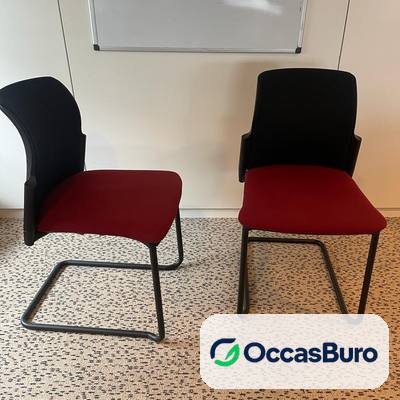 Chaise empilable assise rouge et piétement luge noir – reconditionnée