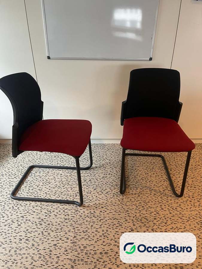 Chaise empilable assise rouge et piétement luge noir – reconditionnée