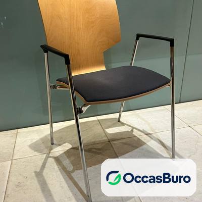 Chaise empilable bois cintré, accoudoirs et pieds chromés