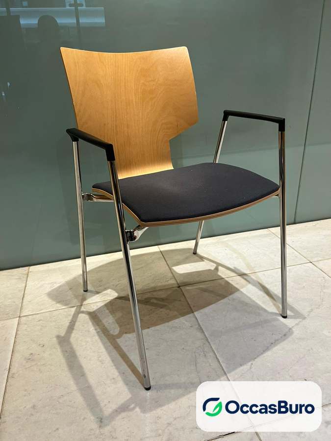 Chaise empilable bois cintré, accoudoirs et pieds chromés