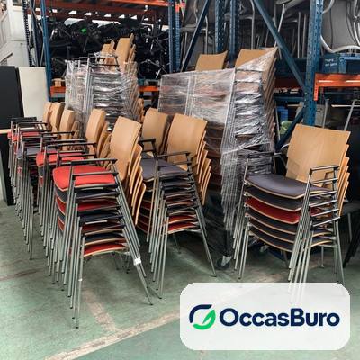 Chaise empilable dossier bois et accoudoirs, reconditionnée