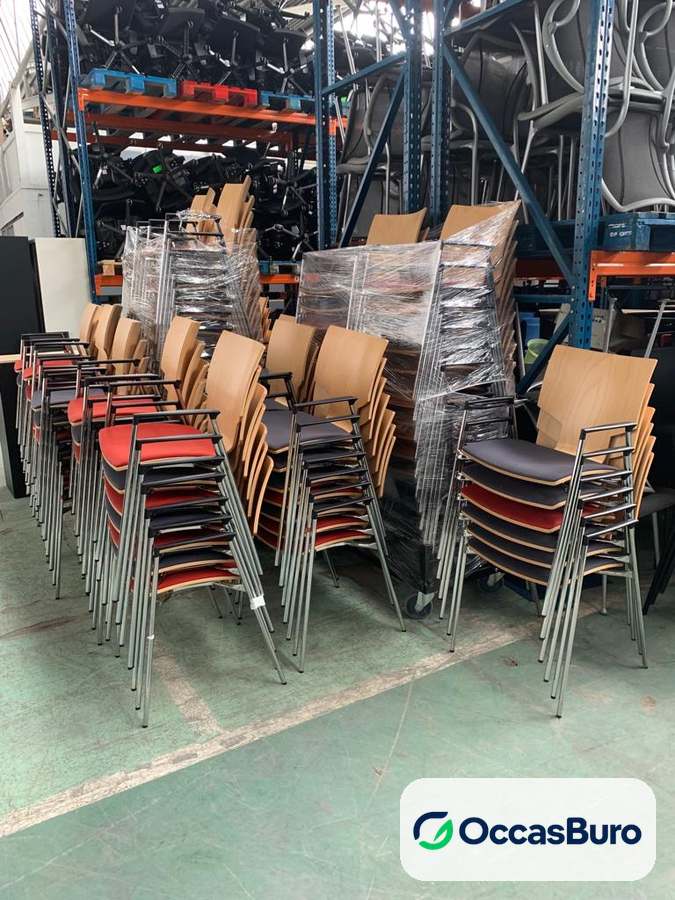 Chaise empilable dossier bois et accoudoirs, reconditionnée
