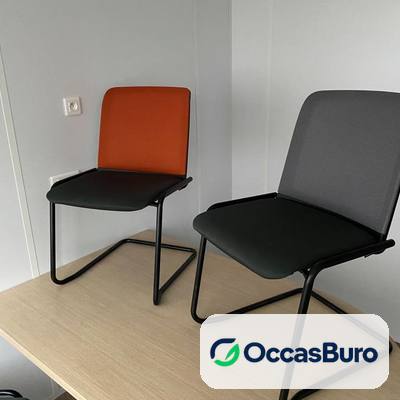 Chaise empilable luge noire, dossier orange ou gris – reconditionnée